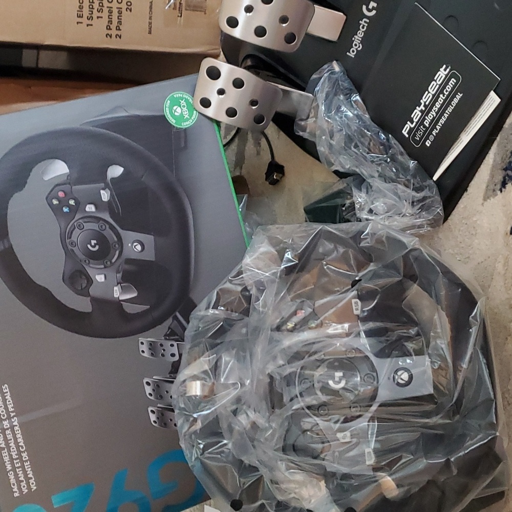 NIB Logitech G920 Driving Force Racing Wheel and Floor Pedals